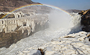  الجليد وألوان قوس قزح الخلابة تزين شلال هوكو العظيم على النهر الأصفر