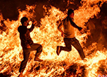 سكان هايكو "يعبرون بحر النار" احتفالا بعيد الفوانيس