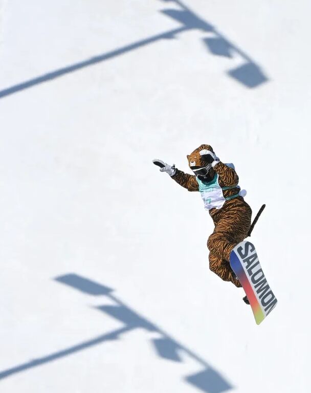 متزلجة فرنسية تظهر ببدلة النمر أثناء منافسات القفز بالألعاب الأولمبية الشتوية