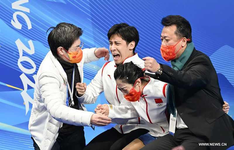 الصينيان سوي/هان يفوزان بلقب التزلج الزوجي على الجليد في أولمبياد بكين الشتوية