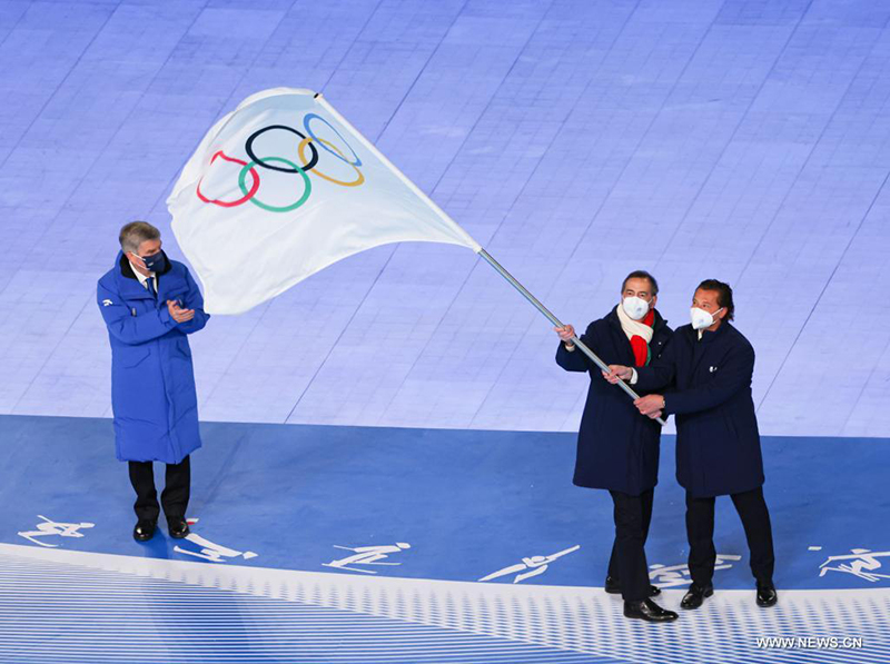 تسليم العلم الأولمبي إلى ميلانو-كورتينا 2026