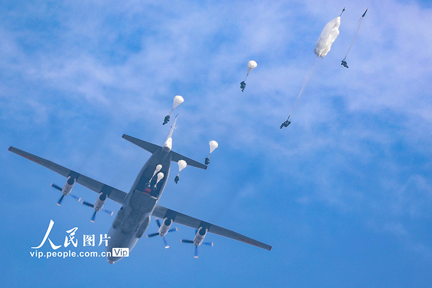 لواء من القوات المحمول جواً التابع للقوات الجوية للجيش الصيني يجري تدريباً منظماً على القفز بالمظلات