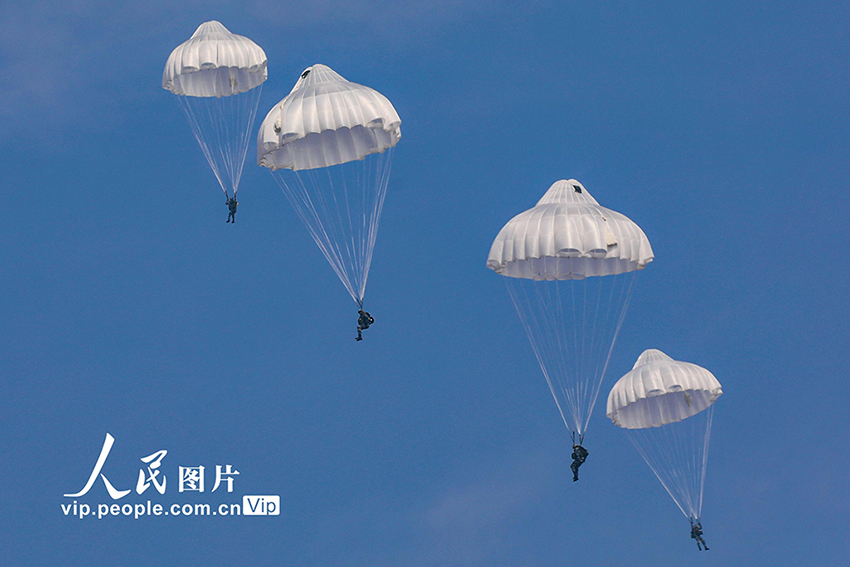 لواء من القوات المحمول جواً التابع للقوات الجوية للجيش الصيني يجري تدريباً منظماً على القفز بالمظلات