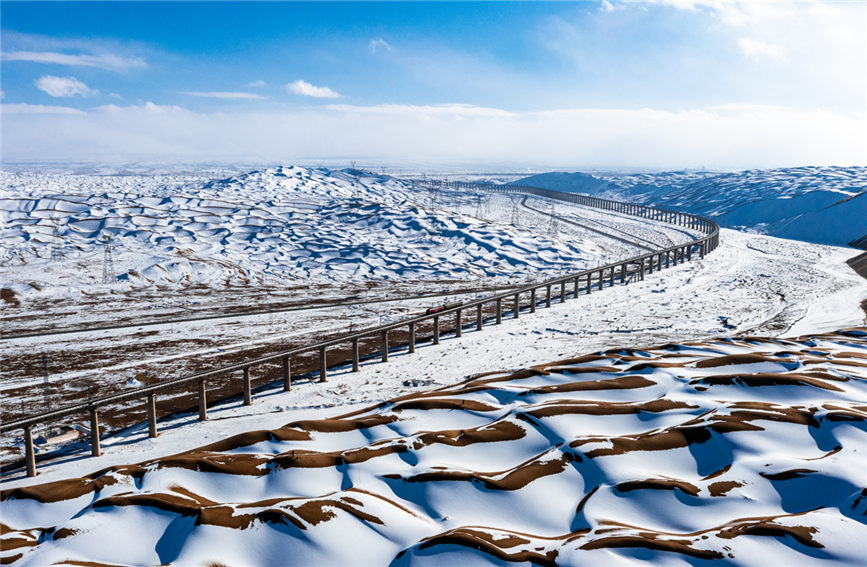 سكة حديد دونهوانغ تتعرج عبر الأراضي الصحراوية المكسوة بالثلوج البيضاء