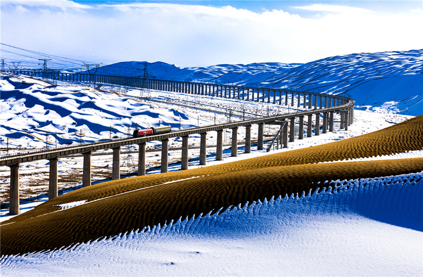 سكة حديد دونهوانغ تتعرج عبر الأراضي الصحراوية المكسوة بالثلوج البيضاء
