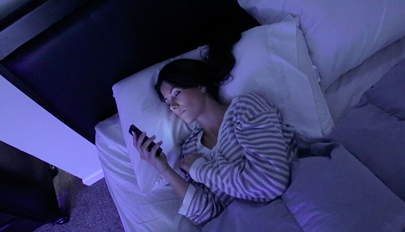 دراسة: استعمال الهاتف 8 دقائق قبل النوم يجعل الدماغ نشطا لمدة ساعة