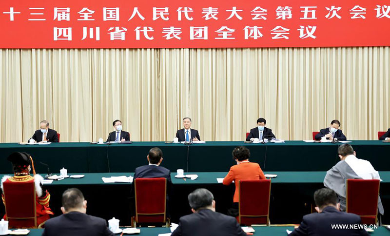 قادة صينيون يحضرون مناقشات خلال الدورة التشريعية السنوية