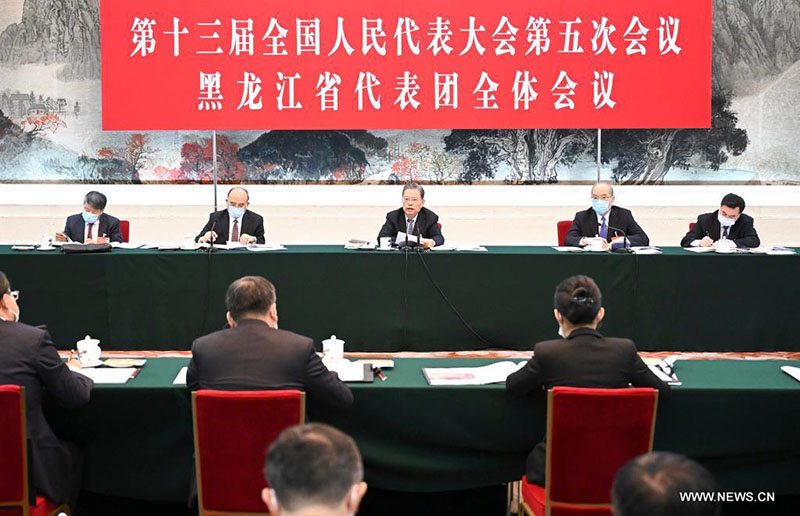 قادة صينيون يحضرون مناقشات خلال الدورة التشريعية السنوية