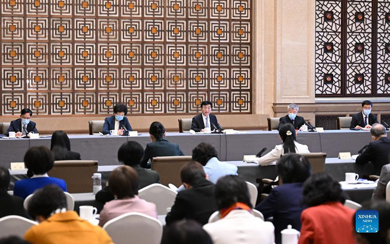 قادة صينيون ينضمون إلى مناقشات مع مستشارين سياسيين