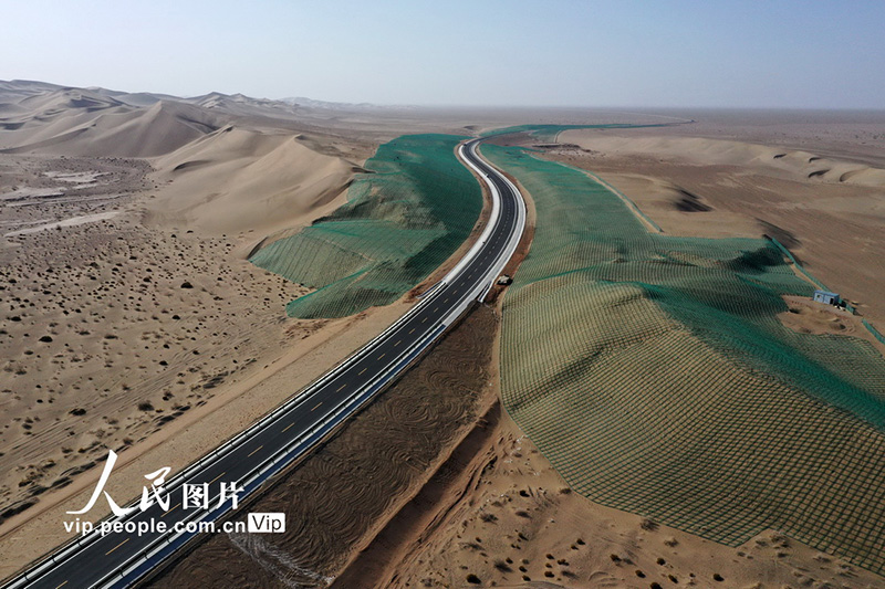 طريق سريع يخترق صحراء قانسو