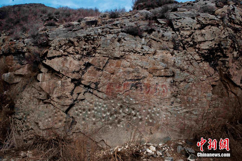 اكتشاف رسوم صخرية بكهف في مقاطعة تشينغهاي غرب الصين
