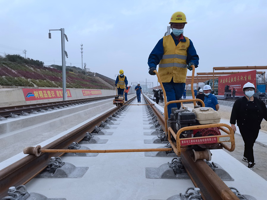 أول خط السكك الحديدية عالية السرعة عبر البحر في الصين يدخل مرحلة مد مسار