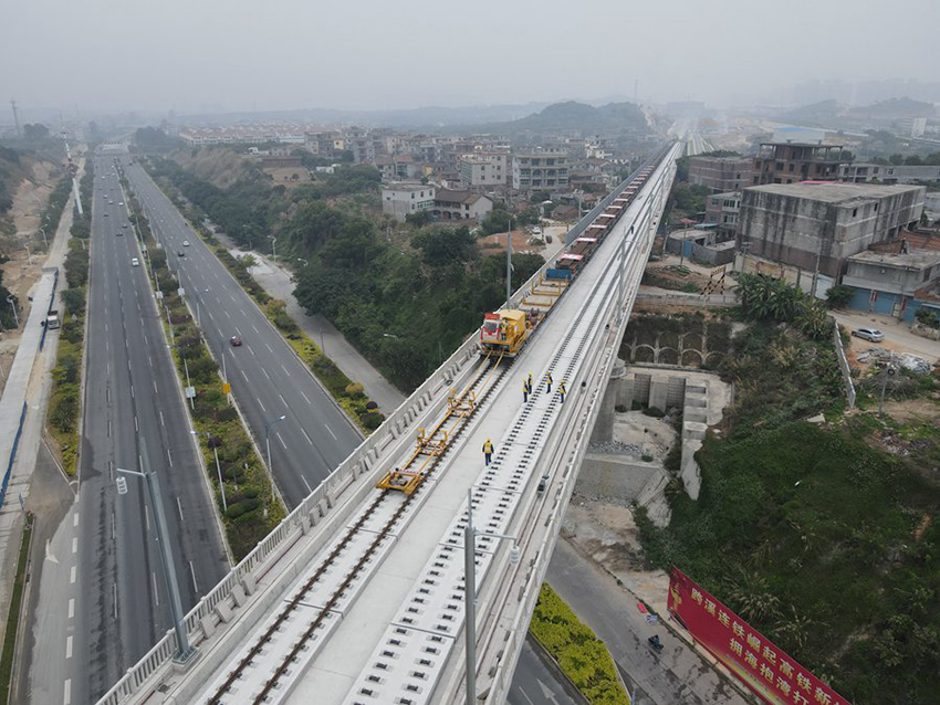 أول خط السكك الحديدية عالية السرعة عبر البحر في الصين يدخل مرحلة مد مسار