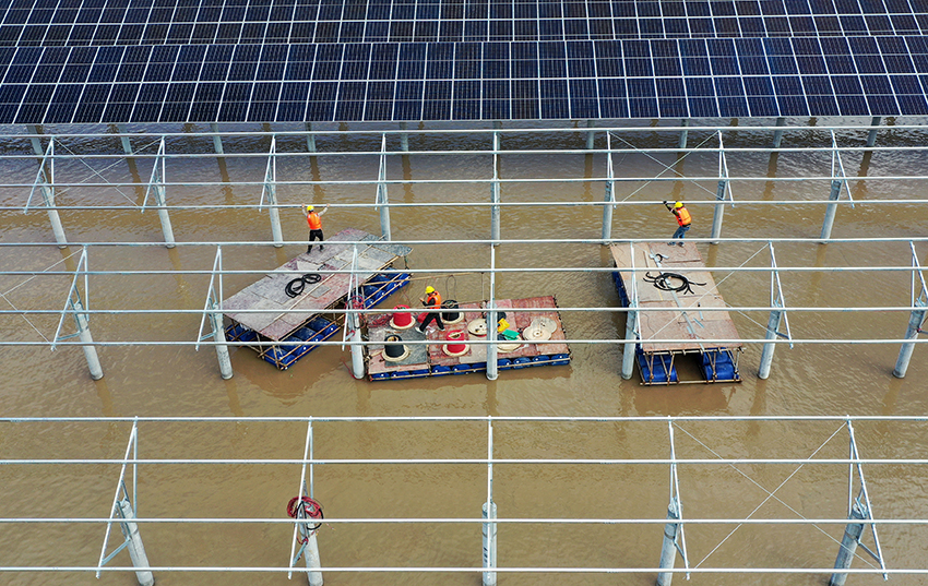 تقدم سريع لأشغال بناء أول محطة تجمع بين الطاقة الشمسية وطاقة المد والجزر في الصين