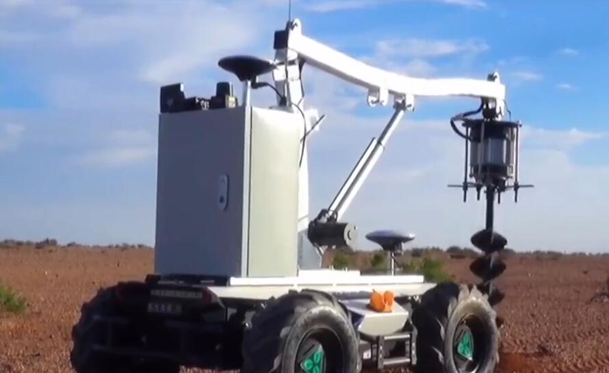 شركة صينية تختبر وتكشف عن روبوتات جديدة تحل محل الإنسان في زراعة الأشجار في الصحراء