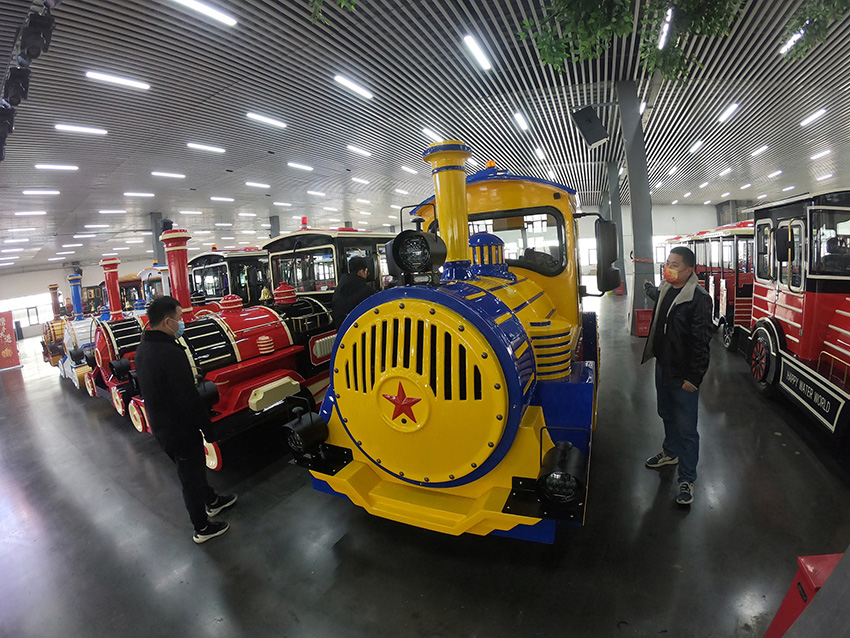 قطارات الجولات السياحية الكهربائية المصنّعة في خنان تشهد إقبالا متزايدا من الأسواق الأجنبية