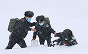 ألتاي، شينجيانغ: شرطة يتحدون عاصفة ثلجية لتوصيل الأدوية للقرويين