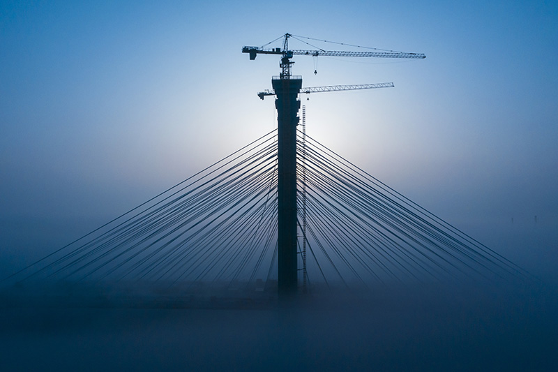 مشهد رائع: جسر قيد الانشاء معلق في السماء