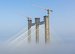 مشهد رائع: جسر قيد الانشاء معلق في السماء