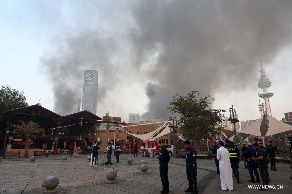قوة الإطفاء الكويتية تسيطر على حريق سوق المباركية