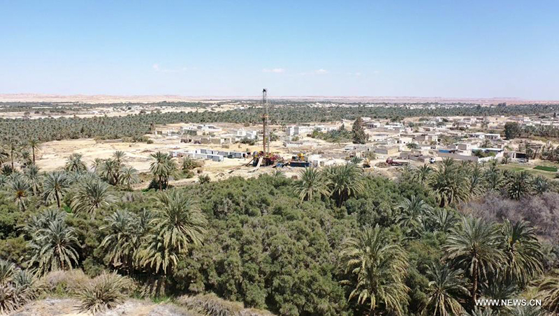  شركة صينية تحفر بئرين لتوفير المياه لقرية نائية بالصحراء الغربية في مصر
