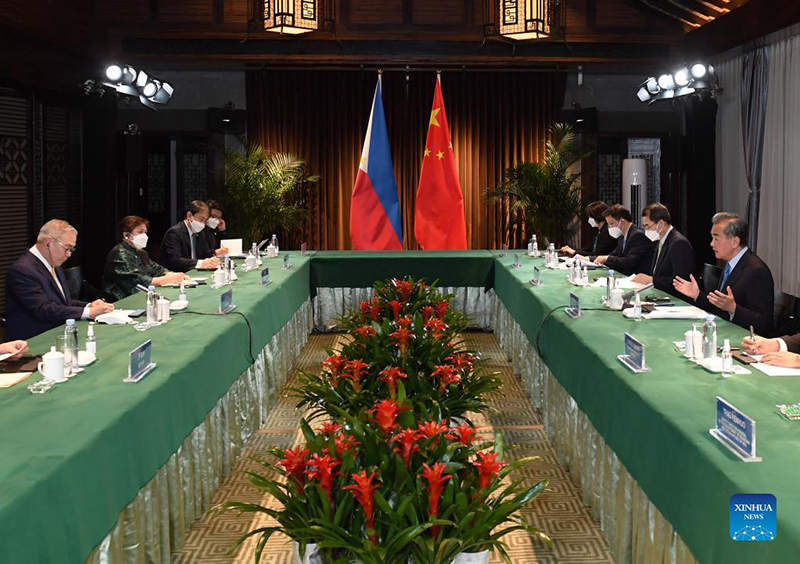 وزير الخارجية الصيني يجري محادثات مع نظيره الفلبيني بشأن العلاقات الثنائية