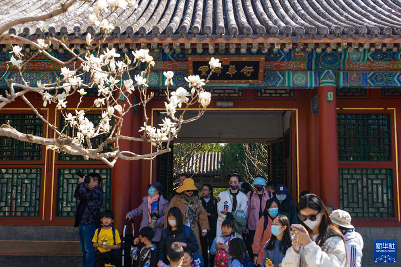 حدائق بكين تشهد تزايداً في أعداد الزوار خلال عطلة عيد الصفاء والنقاء
