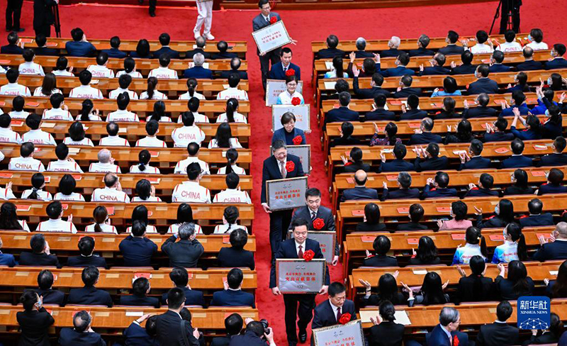 الصين تكرم الوحدات والأفراد لمساهماتهم في أولمبياد بكين وبارالمبياد بكين الشتويين
