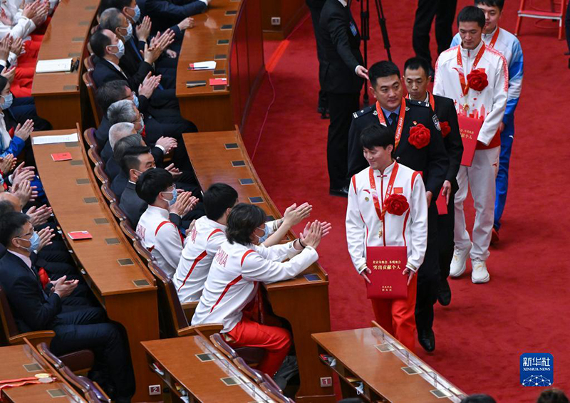 الصين تكرم الوحدات والأفراد لمساهماتهم في أولمبياد بكين وبارالمبياد بكين الشتويين