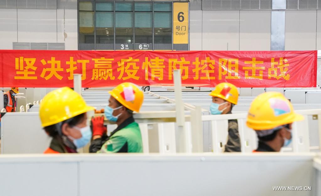 أعمال بناء مستشفيات مؤقتة في شانغهاي الصينية تجري على قدم وساق