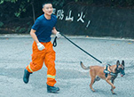 رجال الإطفاء في تشونغتشينغ يخلعون القبّعات في وداع الكلب "بيبي"