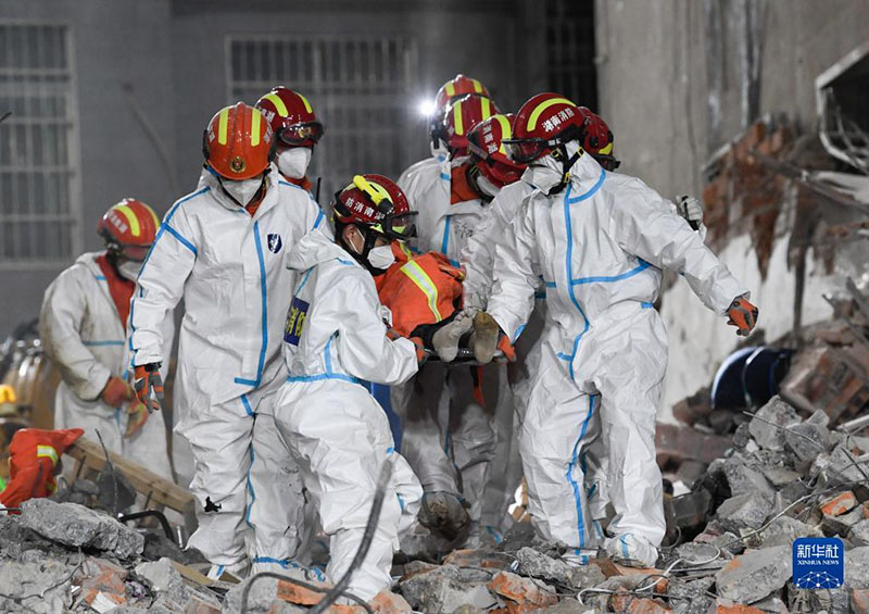 إنقاذ 10 أشخاص ومصرع 5 آخرون إثر انهيار مبنى بوسط الصين