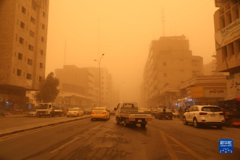 عاصفة ترابية تودي بحياة شخص وتصيب الآلاف بالاختناق في العراق