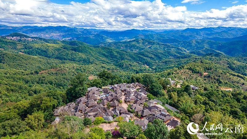 تصوير جوي لقرية بولانغ القديمة في جبل جينغماي، يوننان