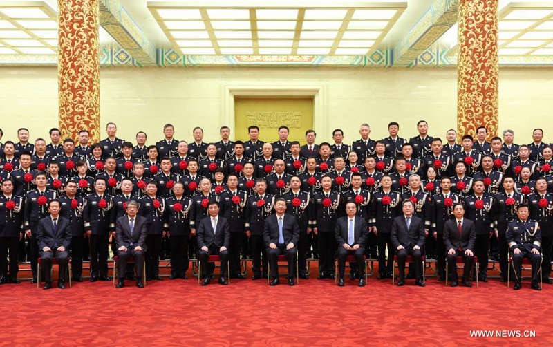 شي يلتقي أبطالا ونماذج من نظام الأمن العام