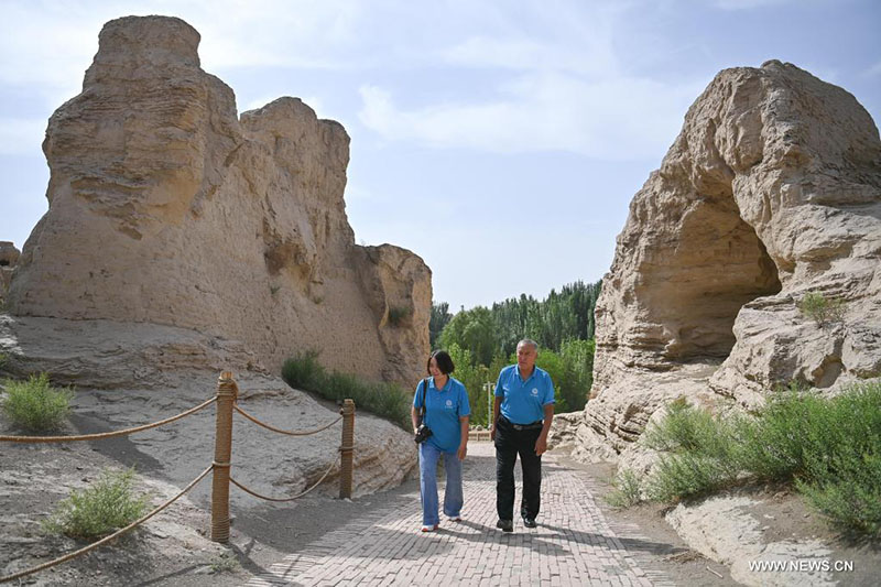 عائلة ويغورية تتفانى عبر ثلاثة من أجيالها لحماية مدينة بوذية قديمة