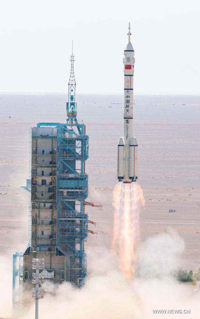 الصين تطلق مهمة مأهولة لاستكمال بناء محطتها الفضائية