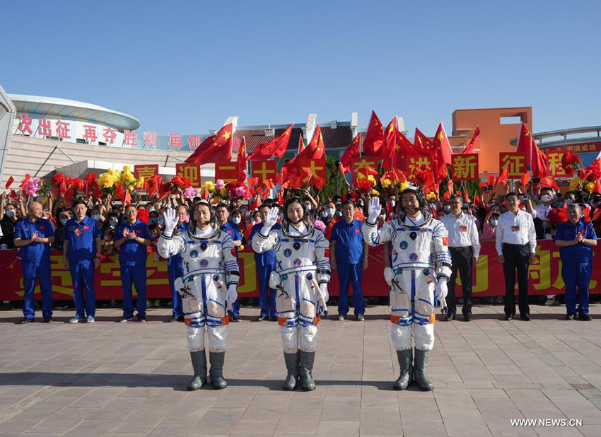 إقامة مراسم التوديع لرواد الفضاء الصينيين لمهمة المركبة الفضائية المأهولة 