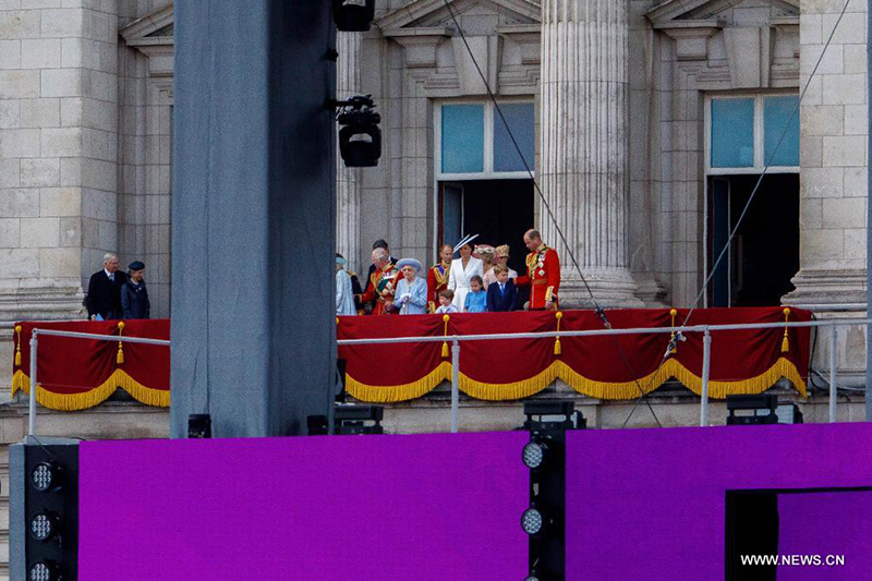 الملكة إليزابيث الثانية تتعهد بمواصلة خدمة البريطانيين بعد 70 عاما من اعتلائها العرش