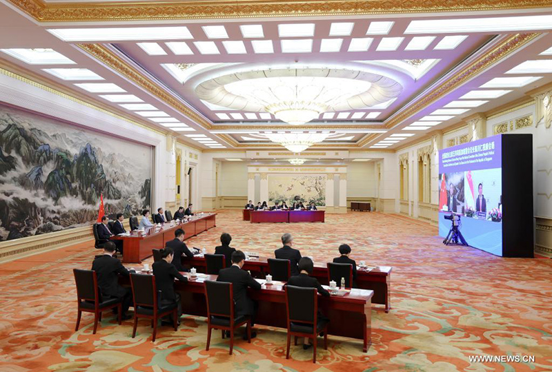 كبير المستشارين السياسيين الصينيين يعقد اجتماعا افتراضيا مع رئيس البرلمان السنغافوري