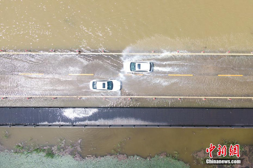 فيضان بحيرة بويانغ يحول الطريق السريعة إلى تنين يسبح داخل الماء