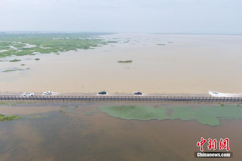 فيضان بحيرة بويانغ يحول الطريق السريعة إلى تنين يسبح داخل الماء