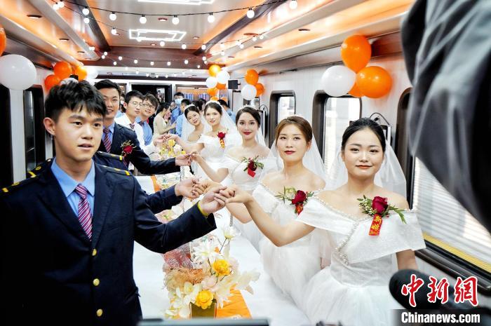 مقاطعة شنشي تطلق أول قطار مخصص لحفلات الزفاف الجماعي