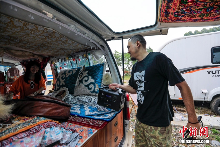 الحياة البدوية لزوجين في شينجيانغ تثير إعجاب متابعي مواقع التواصل