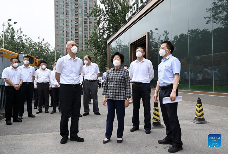نائبة رئيس مجلس الدولة الصيني تحث على بذل جهود صارمة لاحتواء كوفيد-19 في بكين