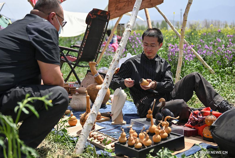 سوق ريفي محلي في منطقة شينجيانغ الويغورية ذاتية الحكم بشمال غربي الصين