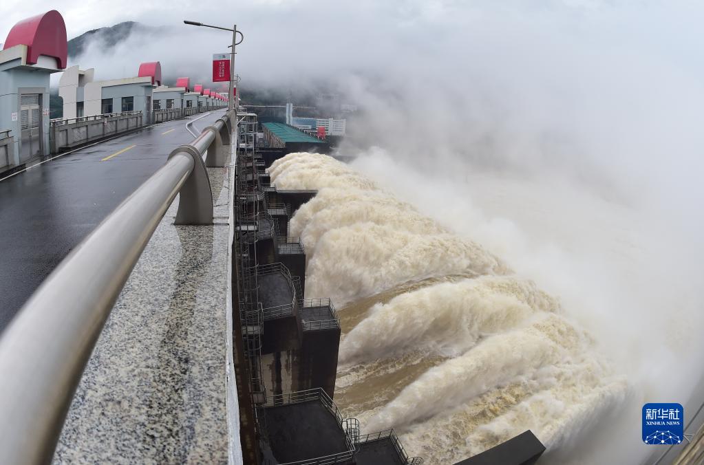 محطة فوجيان شويكو للطاقة الكهرومائية تواصل فتح أبوابها  لاخراج مياه الفيضان