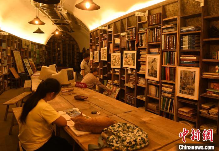تشونغتشينغ: تحويل مأوى مضاد للغارات الجوية إلى مكتبة جميلة