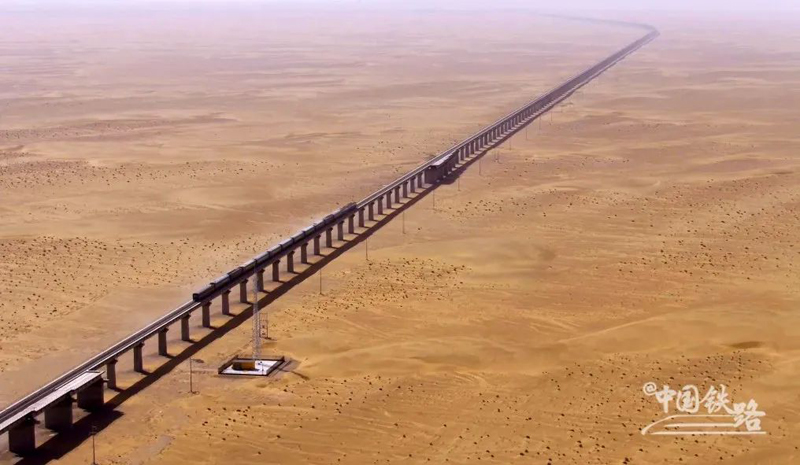 شينجيانغ، لبنة جديدة في أول سكة حديد تلف الصحراء في العالم
