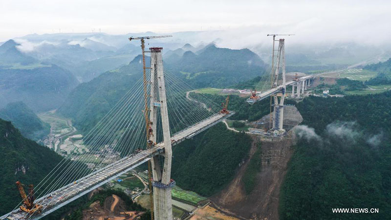 بناء جسر دوههوا الكبير في محافظة لونغلي بمقاطعة قويتشو جنوب غربي الصين
